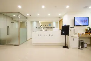 깔끔한 화이트톤 의료 클리닉 접수 공간